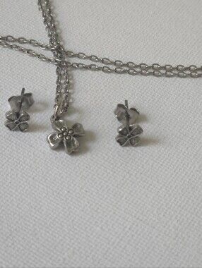 Vintage Style Silver Tone Flower Jewelry Set Four Petal Floral Pendant Necklace